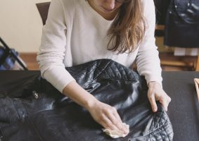 Küflenmiş Deri Nasıl Temizlenir (Sabun ile)